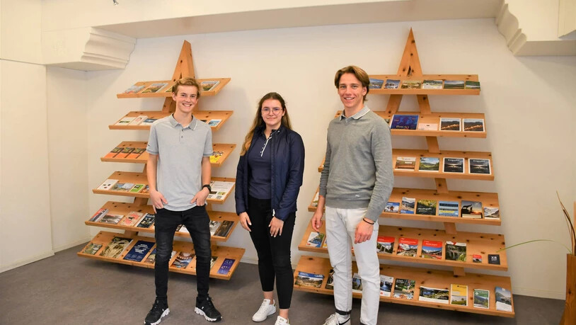 Alles unter Kontrolle: Die temporären Betriebsleitenden der Tourist Information Samedan heissen Reto Inhelder, Mara Simões und  Lars Balzarolo.