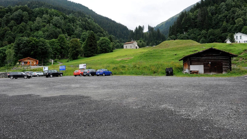Grosses Bauvorhaben: Auf diesem Parkplatz der Madrisabahn in Klosters Dorf ist das Resort «Ober Ganda» mit Hotel, bewirtschafteten Ferienhäusern samt Parkhaus geplant. Grosses Bauvorhaben: Auf diesem Parkplatz der Madrisabahn in Klosters Dorf ist das Resort «Ober Ganda» mit Hotel, bewirtschafteten Ferienhäusern samt Parkhaus geplant.