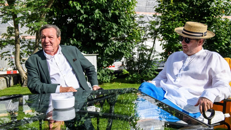 Gerhard Schröder weilt auf Einladung von Gemeindepräsident Christian J. Jenny in St. Moritz.