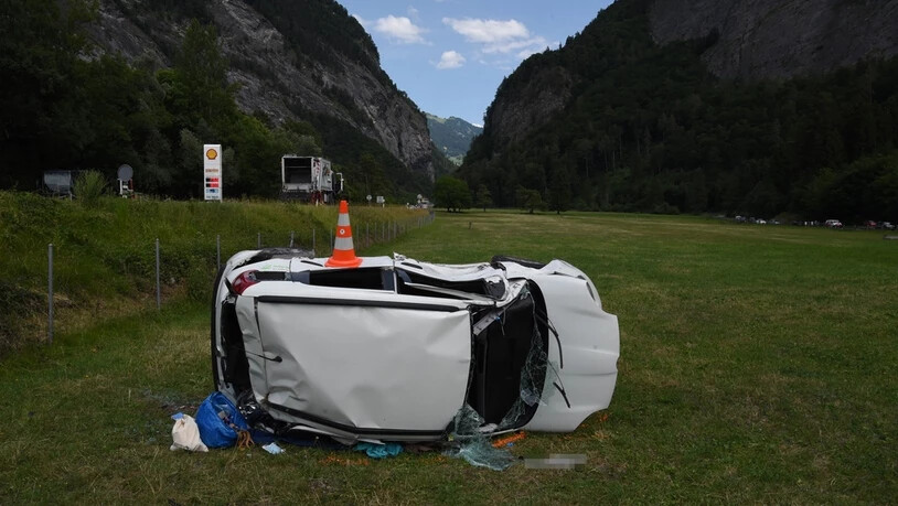 Auf der Seite: Das Auto rutschte die Böschung hinunter und kam auf der flachen Wiese zum Stillstand.