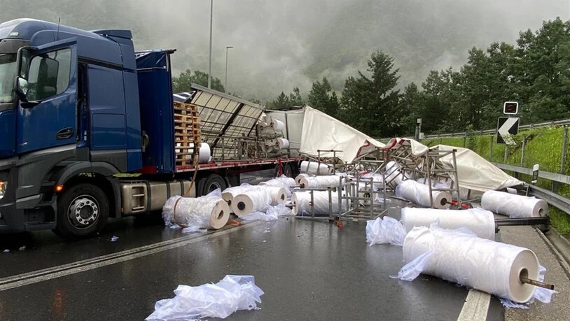 Ungesichert: In einer Rechtskurve bei Mesocco rutschte die Ladung mit Plastikrollen von der Ladefläche und landete auf der Gegenfahrbahn.