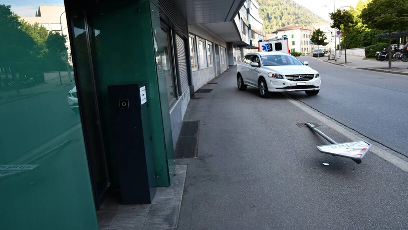  Der Autofahrer fuhr eine Signaltafel um.
