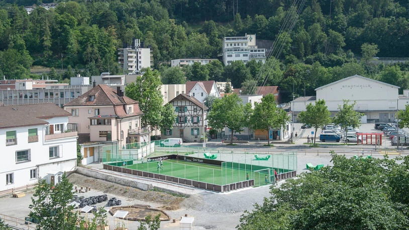 Blick auf den beliebten mobilen Fussballplatz. Aktuell steht er zwischen der Sägenstrasse und Kasernenstrasse beim Welschdörfli in Chur. Blick auf den beliebten mobilen Fussballplatz. Aktuell steht er zwischen der Sägenstrasse und Kasernenstrasse beim Welschdörfli in Chur.