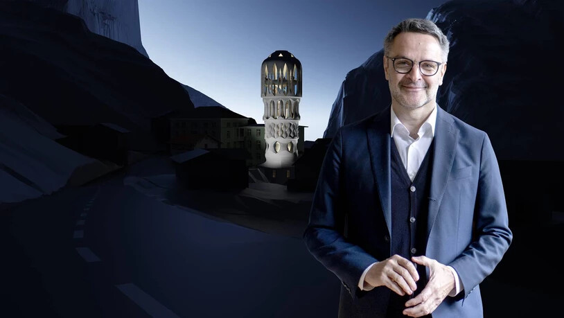 Zukunftsmusik: Origen-Intendant Giovanni  Netzer vor einer Visualisierung des geplanten Turmbauwerks in Mulegns, bei dem aber auch noch die Bevölkerung von Surses ein Wörtchen mitzureden hat.  
