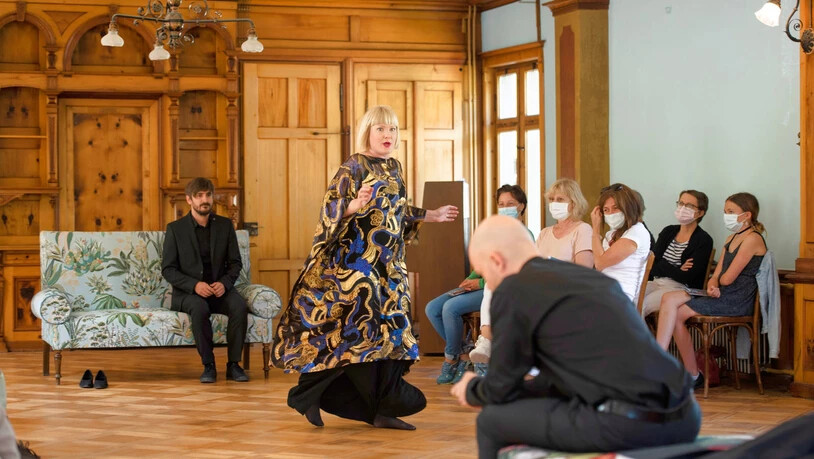 Spiel nah beim Publikum: Lisa Lüthy als Prinzessin Mary fühlt sich von Emanuel Heitz als Oscar (rechts) bedrängt, während Flurin (Lothar Burtscher) immer die Ruhe selbst ist.