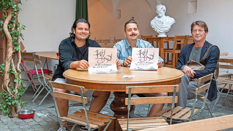 Die Höflibeiz in der Klibühni in Chur findet vom 23. Juli bis 29. August 2021 statt. Rocco Primoceri und Max Decurtins (zuständig für Service/Bar) und Reto Bernetta der Geschäftsführer der Klibühni (von links) posieren am 21.7.21 für die Fotografin. Gian Marco Castrogiovanni und Chris Schäper (zuständig für die Küche) fehlen auf dem Bild.