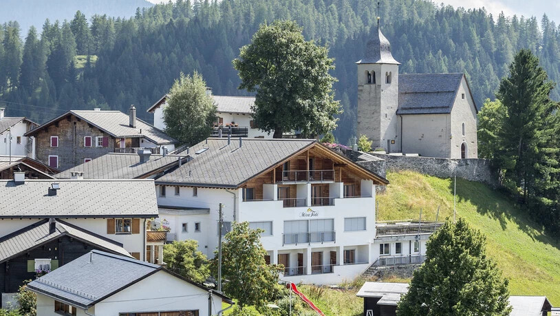 Im August gehts weiter: Das Hotel-Restaurant «Mira-Tödi» (Bildmitte) in Feldis harrt der Wiedereröffnung.
