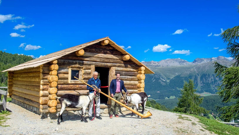 Wiedereröffnung durch den Direktor von St. Moritz Tourismus Adrian Ehrbar und den ehemaligen Kurdirektor von St. Moritz Hans Peter Danuser vor der Heidihütte in St. Moritz.