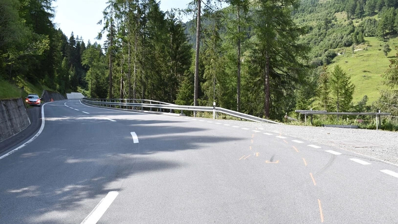 Ein Töfffahrer stürzte und wurde von seinem Kollegen 25 Meter unterhalb der Strasse im Tobel gefunden. 