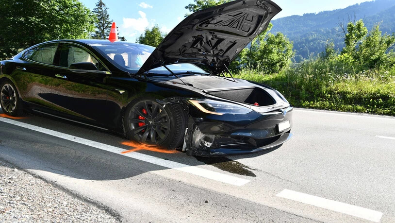 Sachschaden auf der rechten Seite: Das Auto kollidierte bergseitig mit einer Stützmauer.