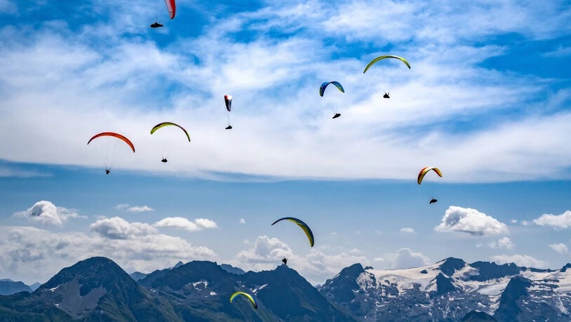 Insgesamt nehmen 23 Nationen am Paragliding World Cup in Disentis teil. Pressebild/ A. Busslinger