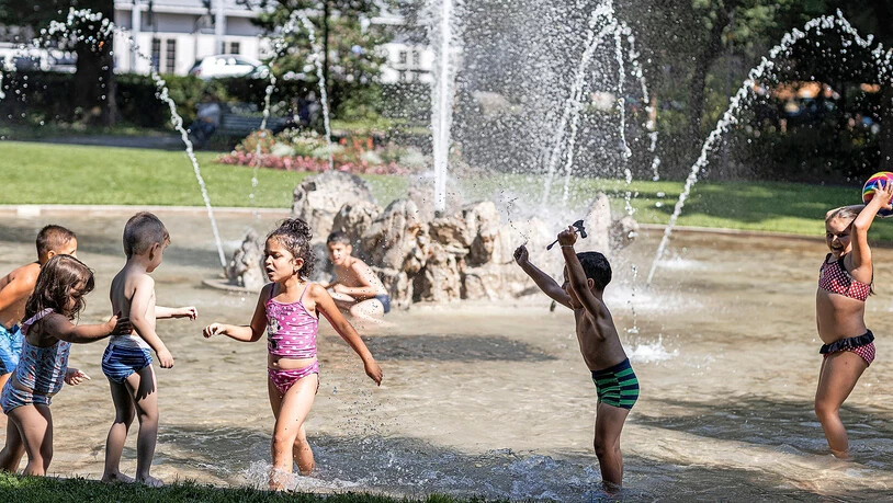 Leider schon wieder vorbei: Kinder kühlen sich im heissen Wetter beim Planschen im Volksgarten in Glarus ab – wofür es jetzt bereits wieder zu kühl wäre. Aber der Hochsommer meldet sich vielleicht noch einmal zurück.