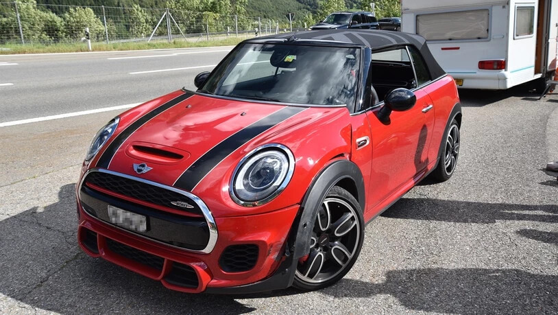 Das verlorene Rad kollidierte mit einem bergwärts fahrenden Auto.
