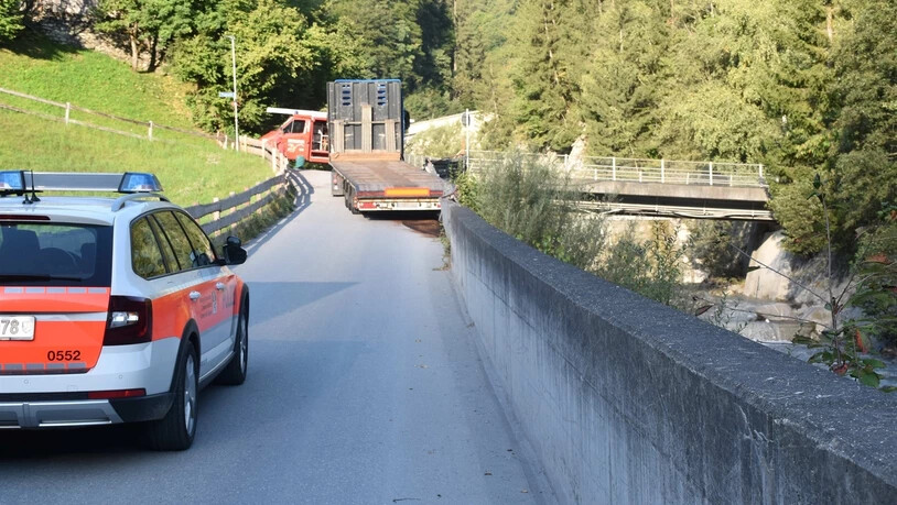  Der rechte Treibstofftank des Sattelschleppers wurde aufgerissen und Diesel floss über die Strasse und ins Erdreich.