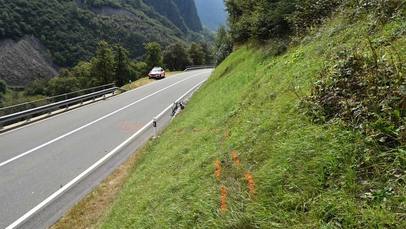 Nach einer Linkskurve kam der Velofahrer von der Strasse ab und fuhr eine Böschung hinauf.