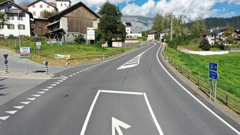 Während den Bergungs- und Aufräumarbeiten wurde der Verkehr wechselseitig an der Unfallstelle vorbeigeführt.
