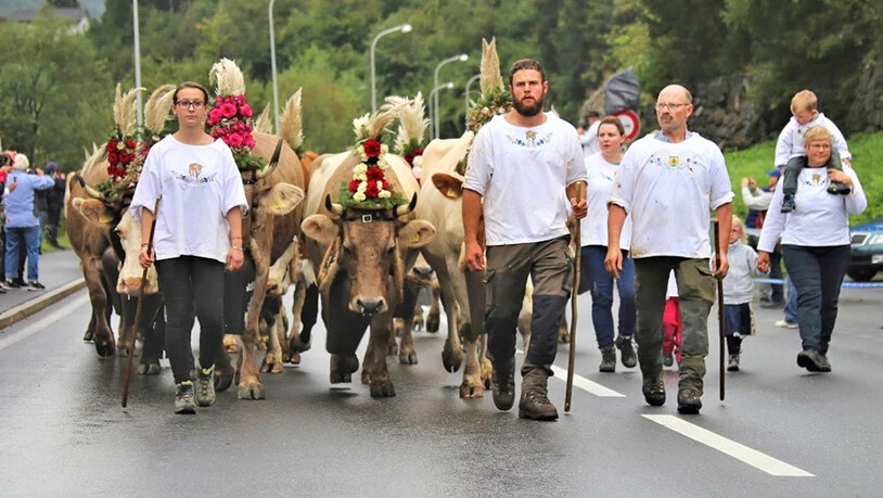 Auf dem Weg nach Schwanden: Die Älplerinnen und Älpler werden bei der Druckerei Fridolin erwartet.