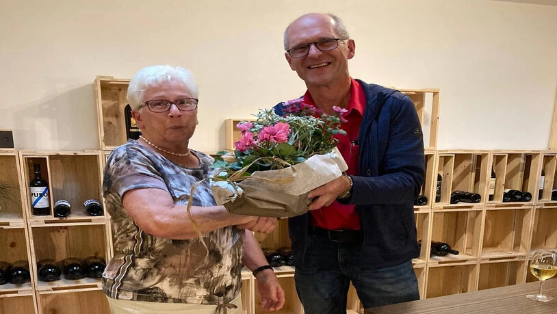 Peter Hauser verdankt Heidi Reichmuth für 55 Jahre Aktivmitgliedschaft.