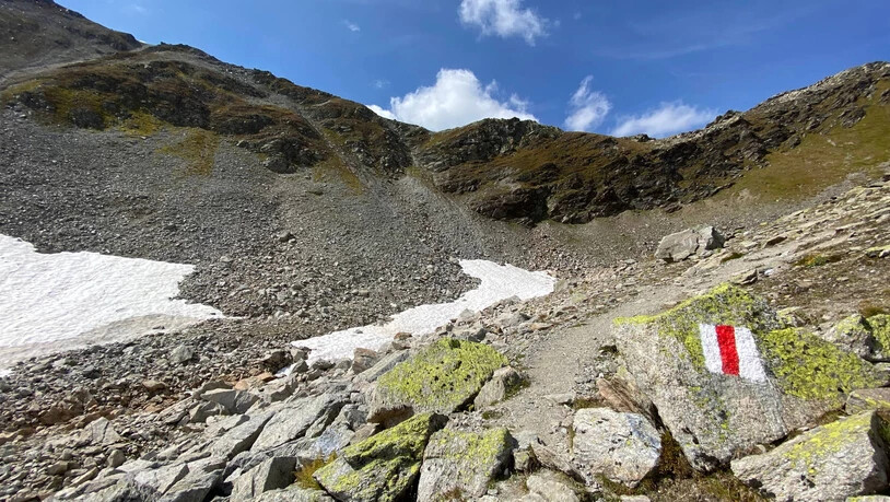 In der kargen Berglandschaft findet sich ab und zu auch Schnee.
