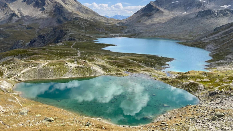 Bei sehr guten Wetterverhältnissen spiegeln sich sogar die Wolken in den Seen.