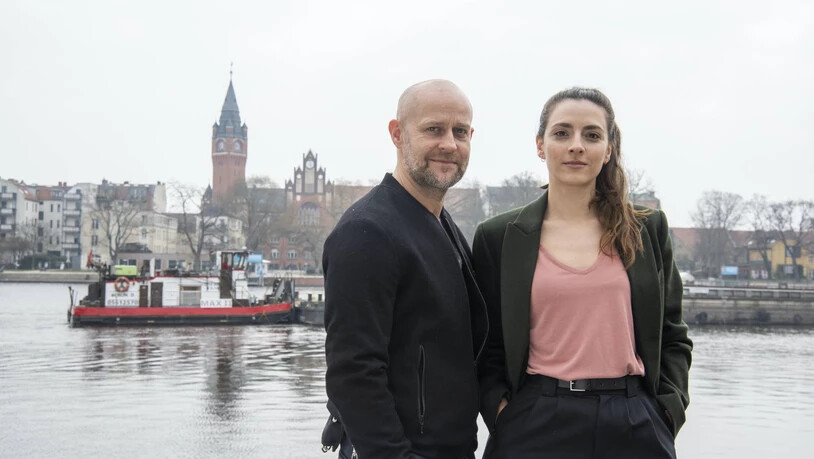 Neues Ermittlerduo: Robert Heffler (Jürgen Vogel) und Kay Freund (Seyneb Saleh) am Ufer der Dahme in Berlin-Köpenick, ihrem polizeilichen Einsatzgebiet.