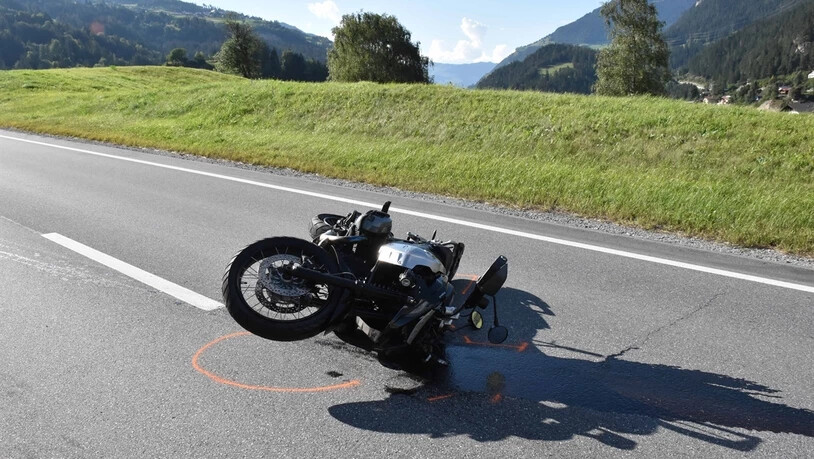 Am Sonntag stürzten in Tiefencastel ein Töfffahrer und seine Mitfahrerin zu .Boden