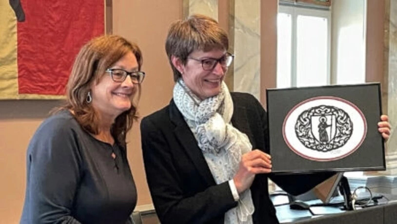 Zum Dank übergibt Beth Zurbuchen ein Geschenk an Marianne Lienhard.