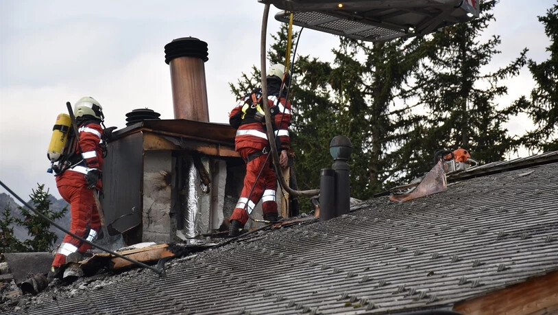 Nebst der Feuerwehr Arosa standen auch ein Kaminfeger, die Rega, eine Ambulanz und die Kantonspolizei Graubünden im Einsatz.