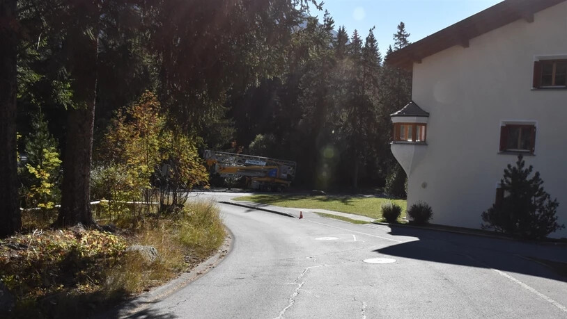 In dieser Kurve übersah der Autofahrer das spazierende Pärchen.