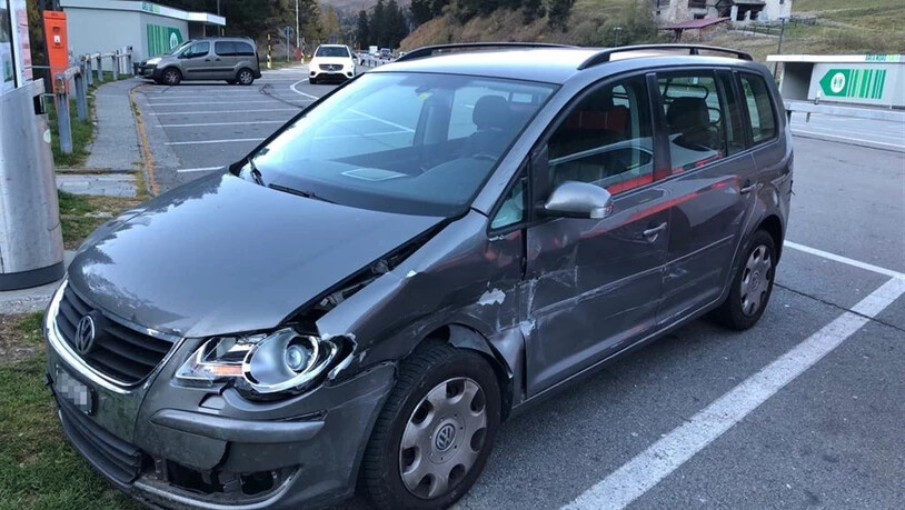 Den Schäden am Auto nach zu urteilen, muss die Lenkerin mit einigen Dingen kollidiert sein.
