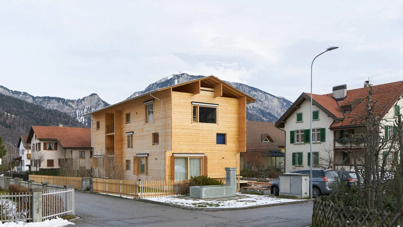 Strickbau in stadtnaher Umgebung: Das Mehrfamilienhaus in Bonaduz überzeugte die Jury von aussen und innen. 