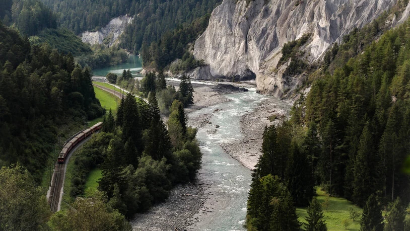 Die Wanderung bietet ein einmaliges Naturerlebnis entlang des Vorderrheins entlang.