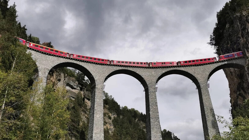 Die Rhätische Bahn überquert auf ihrem Weg nach St. Moritz das Landwasserviadukt.