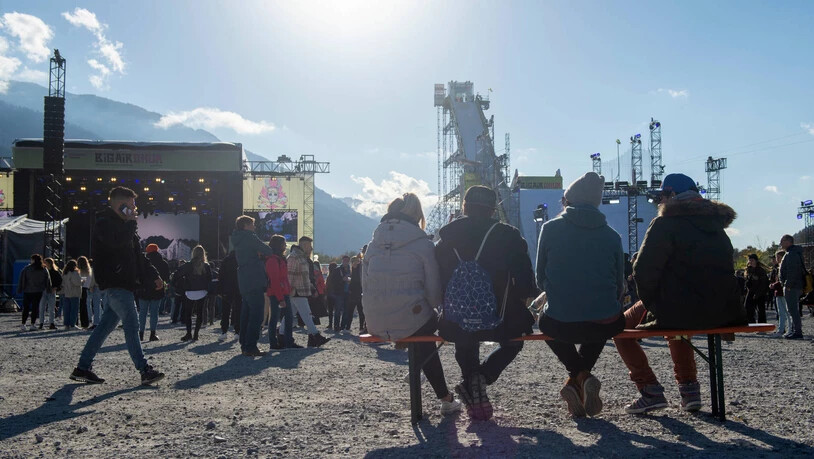 Die Sprungschanze und das Publikum im Blick: Eine Gruppe Fans macht es sich auf dem Big-Air-Festivalgelände gemütlich. 