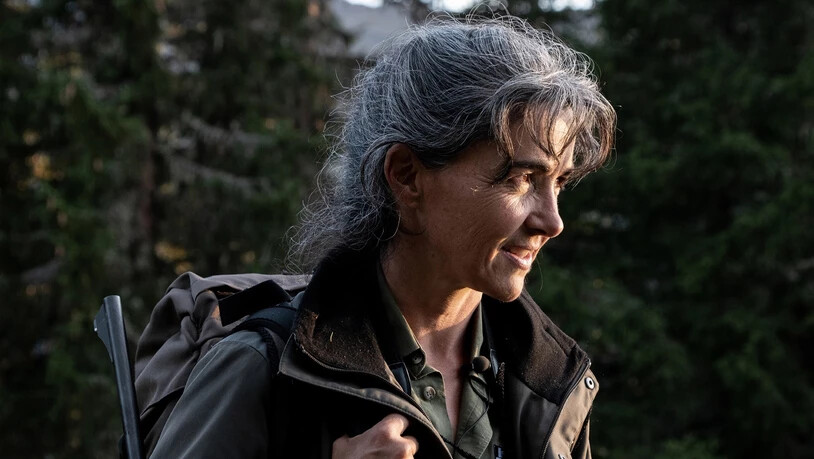 Über 20 Jahre auf die Jagd: Pirmina Caminada war jahrzehntelang Jägerin, bevor sie Graubündens erste Wildhüterin wurde.