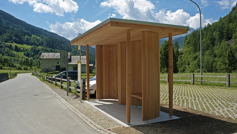 Rundherum einheimisch: In Poschiavo sorgen Unterstände aus Lärchenholz für eine angenehme Wartezeit für Postautoreisende. 