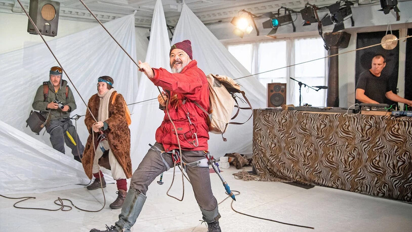 Action am «Piz Palü» in der Klibühni in Chur: Christian Sprecher (Mitte) spielt den Bergführer Jon, Julian M. Grünthal (links) den Künstler Jesko, und Charlotte Engelbert seine Freundin Ziska; dazu ertöt live eine Komposition von Rolf Caflisch (rechts). 