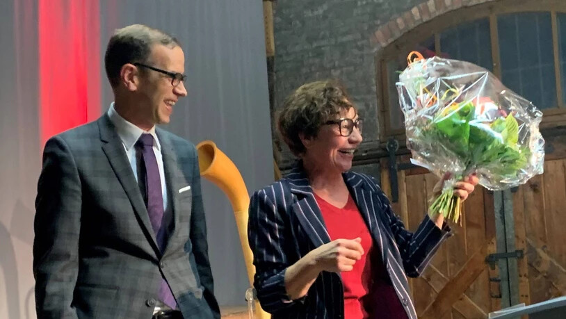 Kulturpreisverleihung an Bildhauerin Eva Oertli am Donnerstag im Kulturlokal Güterschuppen in Glarus. Regierungsrat und Vorsteher des Departements Bildung und Kultur, Markus Heer, übergibt den Preis von 20'000 Franken an die Künstlerin.