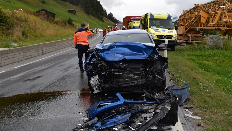 Beschädigtes Auto: Eine Frau geriet aus ungeklärten Gründen auf die Gegenfahrbahn und verursachte einen Verkehrsunfall.
