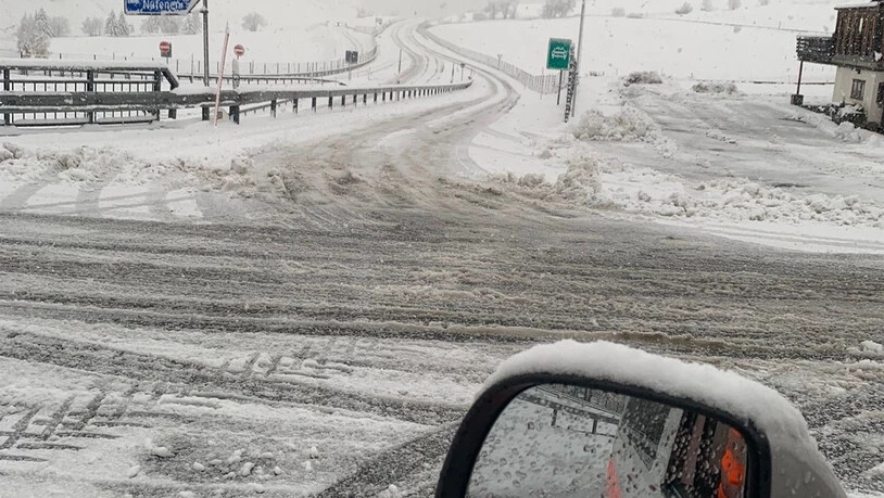 Die total gesperrte Autostrasse N13 bei Nufenen.