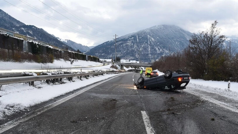 Ein 53-jähriger Autofahrer prallte nach einer Kollision mit einem anderen Auto in die Leitplanke und überschlug sich. Er verletzte sich nur leicht.