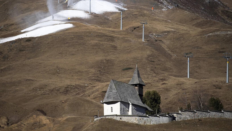 Keine Kanone, kein Schnee: Ohne künstliche Beschneiung, wie sie hier oberhalb des «Bergkirchli» in Arosa zu sehen ist , werden künftig immer weniger Skigebiete auskommen. 