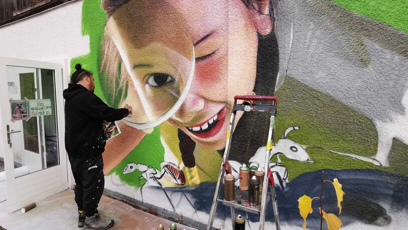 Seit Mittwoch verschönert Bane die Fassade des Jugendhauses in Sils im Domleschg.