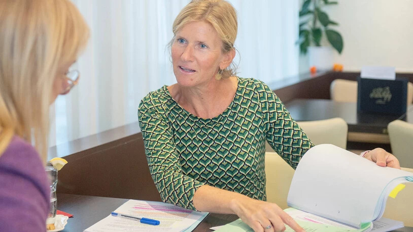 Politische Schwerarbeit: Sandra Locher Benguerel wälzt die jüngste Botschaft zum Covid-19-Gesetz. 