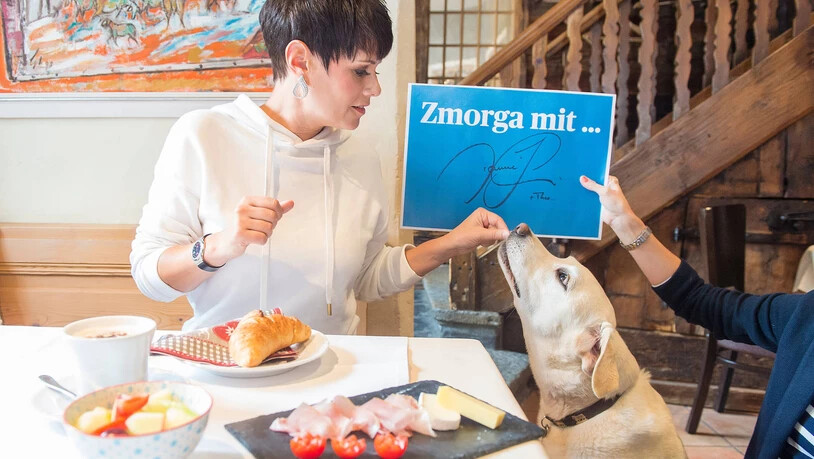 Nicht ohne ihren Hund: Schlagerstar Francine Jordi kam in Begleitung ihres Hundes Theo zum «Zmorga» nach Sedrun, der auch etwas vom Fleisch bekam.
