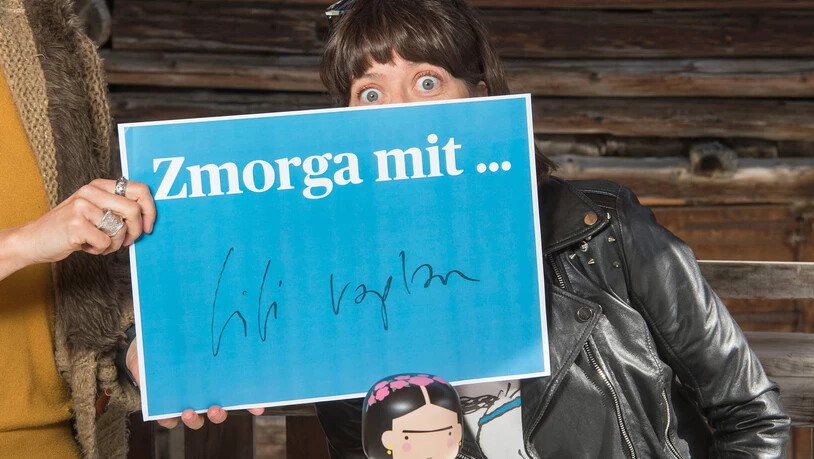Das blaue «Zmorga»-Schild reiste durch die ganze Schweiz: Hier in Lumbrein bei Bianca Mayer alias Bibi Vaplan im Februar 2021.