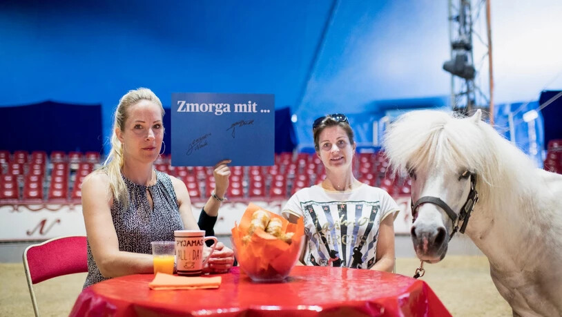 «Zmorga» im Chapiteau und mit Pony: Autorin Fadrina Hofmann ging fürs Bild unter den Tisch, damit Alexandra (links) und Franziska Nock in Ruhe posieren konnten.