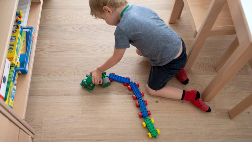 Beschäftigt: Während der Schulzeit können erwerbstätige Eltern ihre Kinder in der Kindertagesstätte betreuen lassen. Während der Ferien ist dieses Angebot jedoch nicht vorhanden. Beschäftigt: Während der Schulzeit können erwerbstätige Eltern ihre Kinder in der Kindertagesstätte betreuen lassen. Während der Ferien ist dieses Angebot jedoch nicht vorhanden.