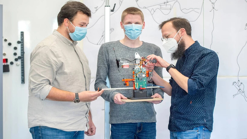 Die Gruppe Nummer zwei; Maurice Otto, Jan Villiger und Retus Rieben (von links) überzeugten die Dozenten von ihrem Roboter und sicherten sich den ersten Platz.
Die Gruppe Nummer zwei; Maurice Otto, Jan Villiger und Retus Rieben (von links) überzeugten die Dozenten von ihrem Roboter und sicherten sich den ersten Platz.