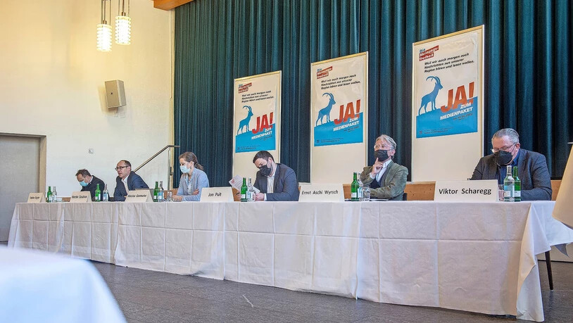 Sprechen sich für ein Ja aus: Ständerat Stefan Engler, Nationalrat Martin Candinas, Verlegerin Martina Gammeter, Nationalrat Jon Pult, Präsident Hotelleriesuisse Graubünden Ernst «Aschi» Wyrsch und Präsident Bündner Gewerbeverband Viktor Scharegg (von links) geben dem Medienpaket ein Daumen hoch.